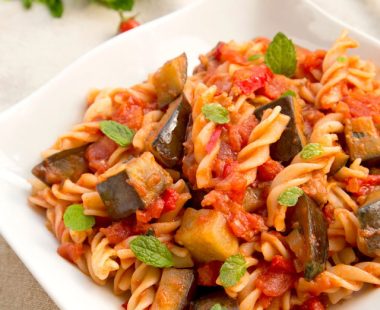 paste-cu-sos-de-vinete-si-menta