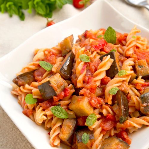 paste-cu-sos-de-vinete-si-menta