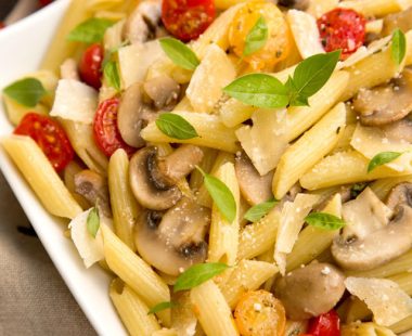 salata-de-paste-cu-ciuperci-si-rosii-coapte-0