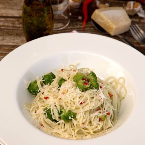 spaghetti-aglio-olio-e-peperoncioni-cu-broccoli-0